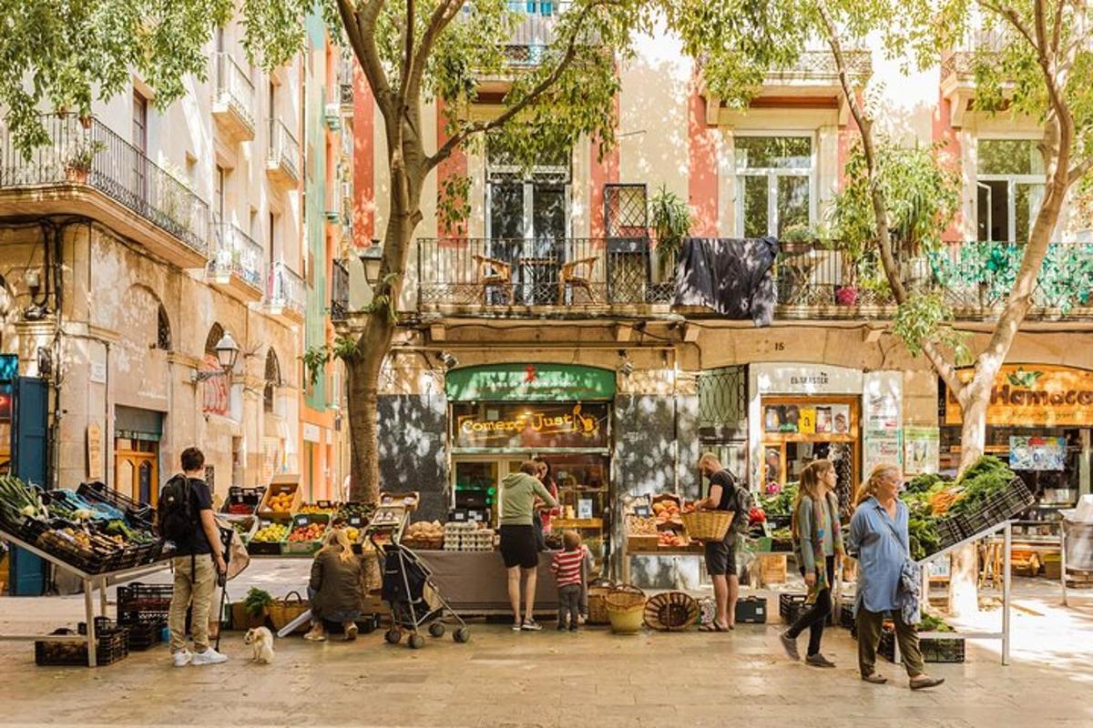 um grupo de pessoas caminhando por um mercado