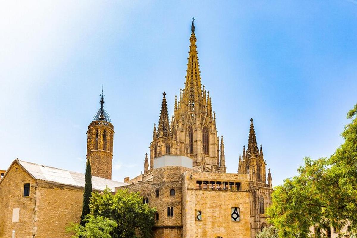 um edifício antigo com duas torres e uma igreja
