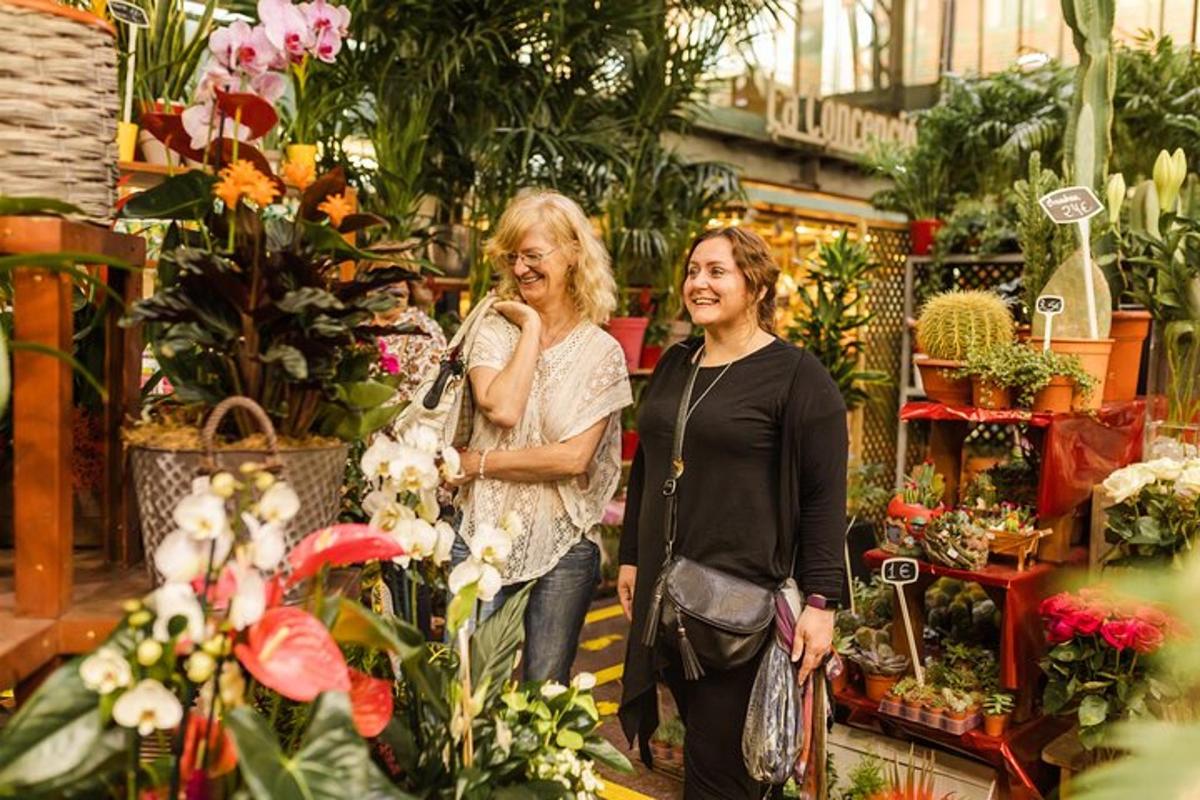 duas mulheres estão em uma floricultura