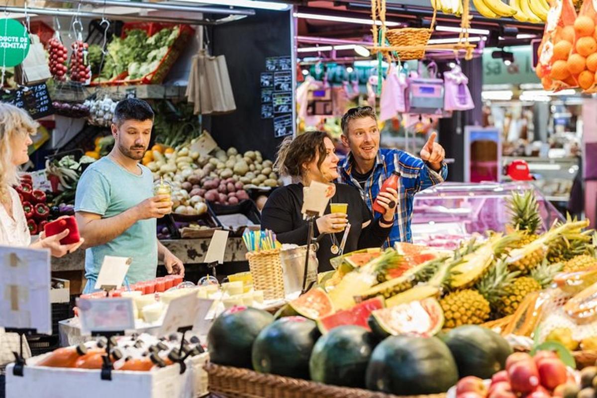 grupa ludzi stojąca na rynku z napojami