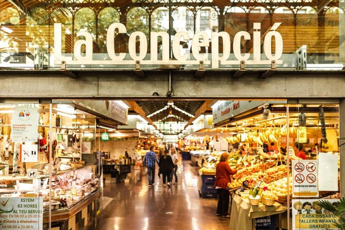 un mercato con persone che camminano all'interno di un negozio