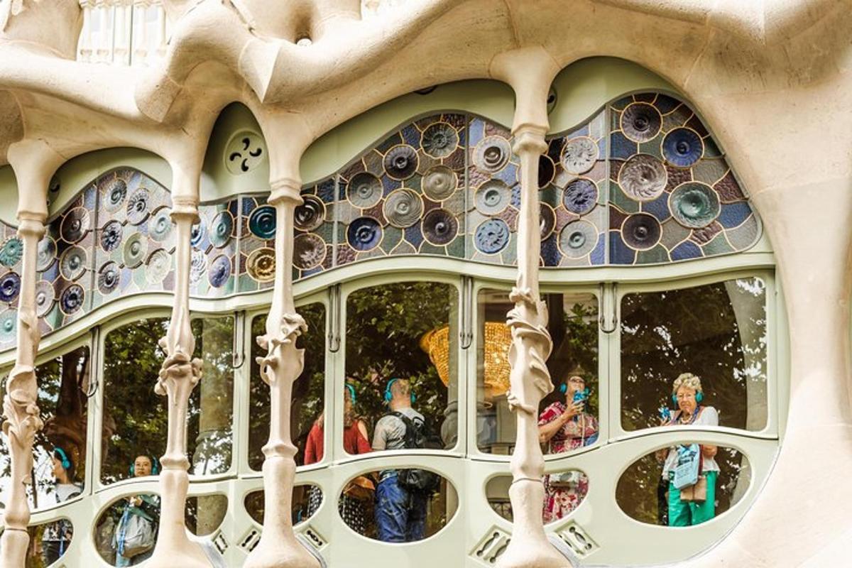 un edificio con un mucchio di finestre di vetro