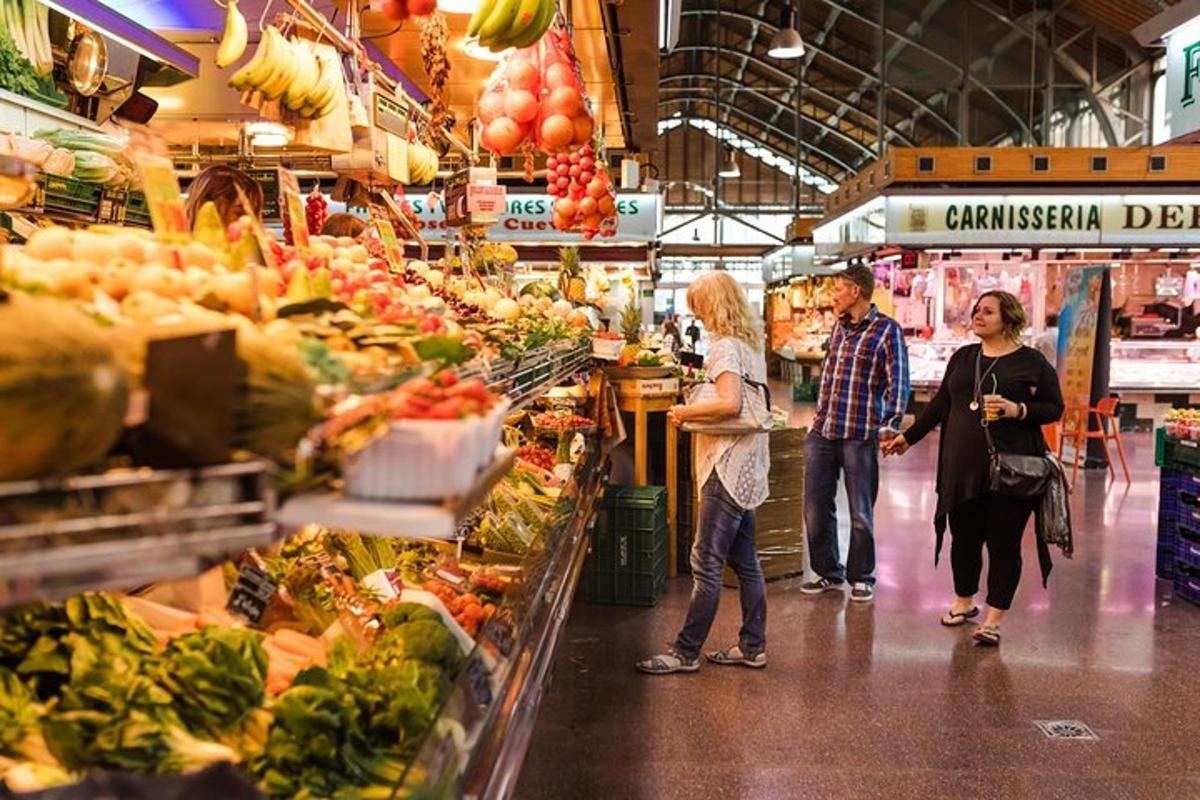 un gruppo di persone in piedi nel reparto ortofrutta di un mercato
