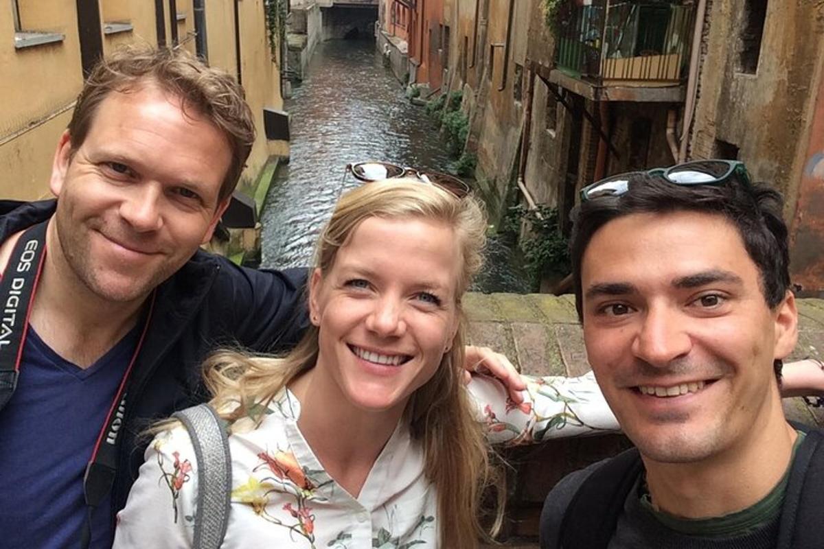 twee mannen en een vrouw poseren voor een foto