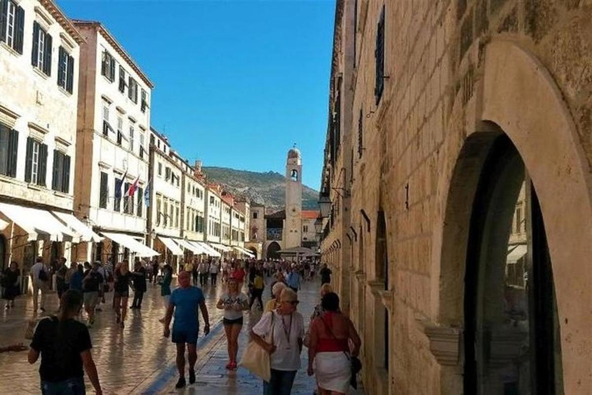 skupina ľudí kráčajúcich po ulici