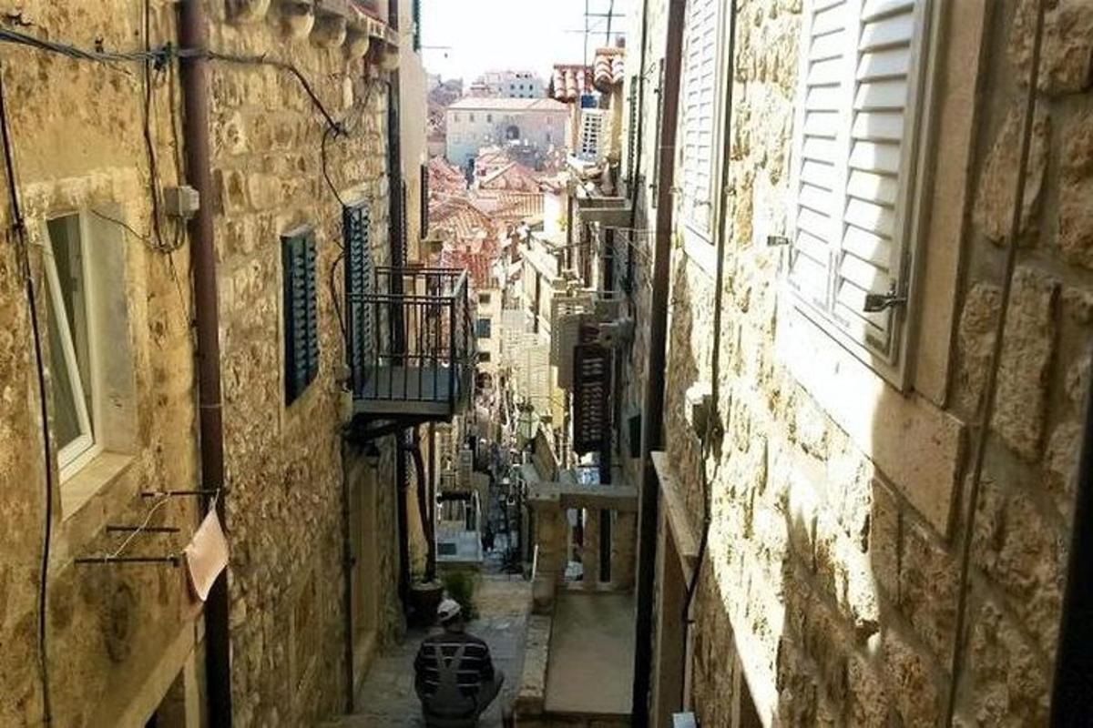 eine Gasse mit Blick auf eine Gasse mit Gebäuden