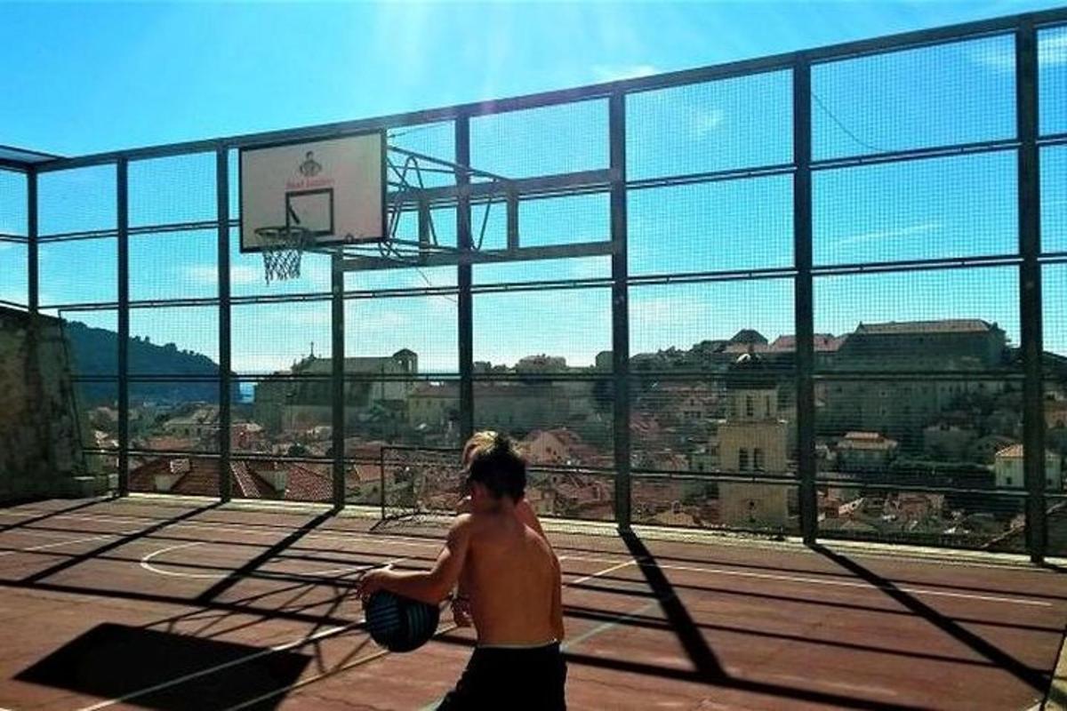 muž hrá basketbal na basketbalovom ihrisku