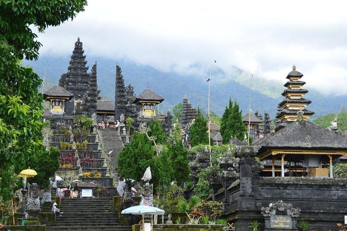một nhóm các tòa nhà có cầu thang và chùa tháp