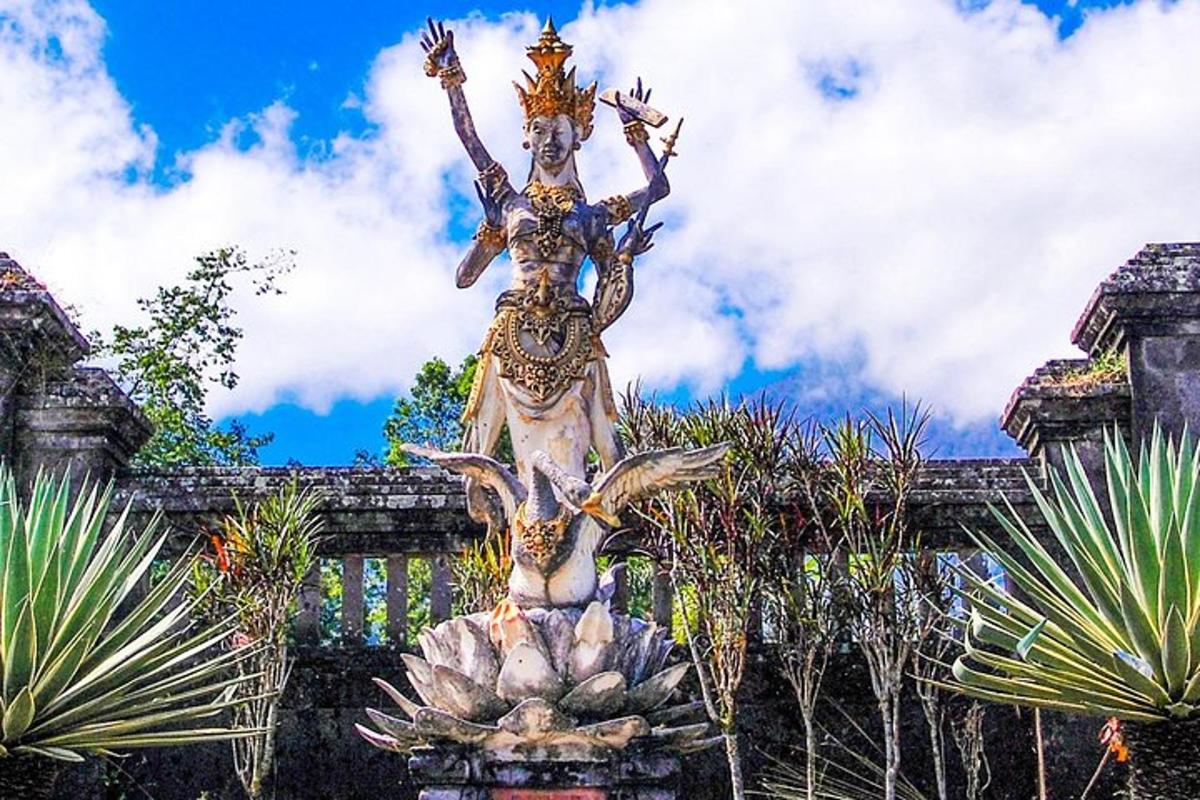bức tượng một người phụ nữ giơ tay lên không trung