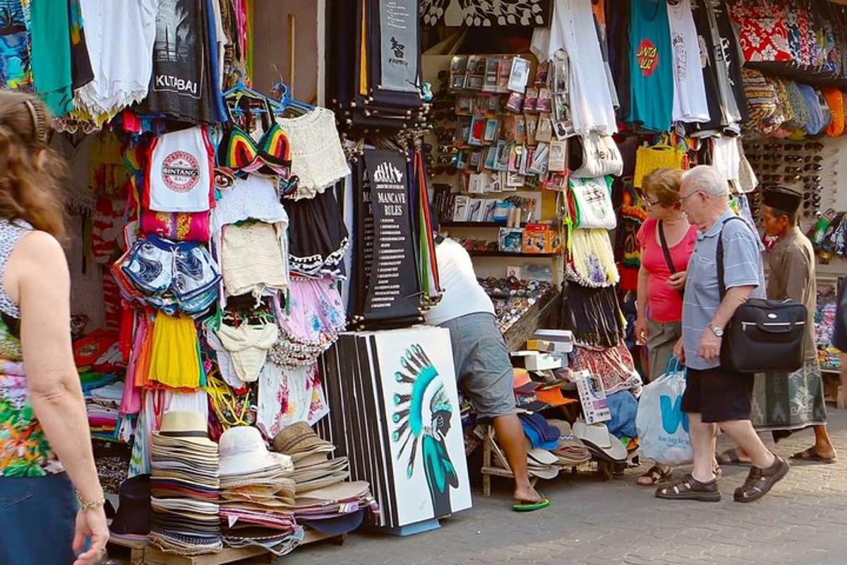 un groupe de personnes debout devant un magasin