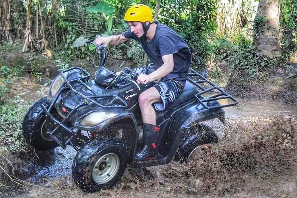 un uomo che guida un camion nel fango