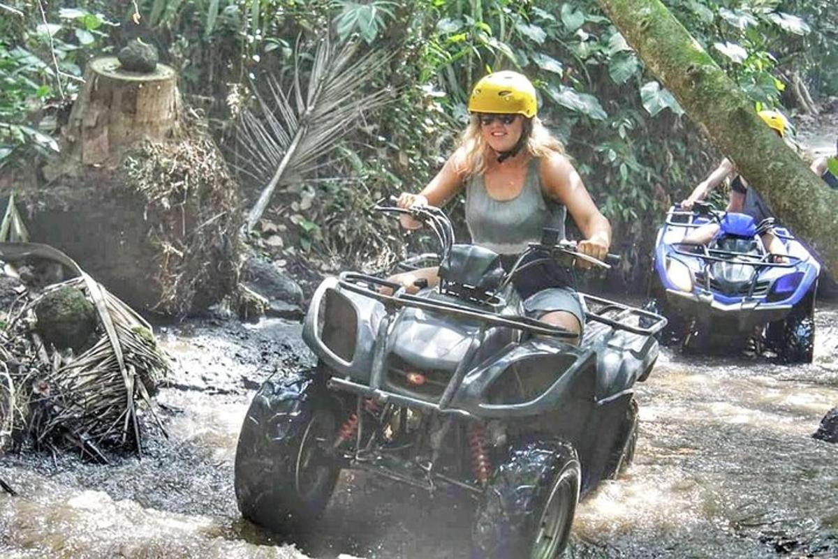 Una mujer que viajaba en un vehículo de cuatro ruedas en el barro