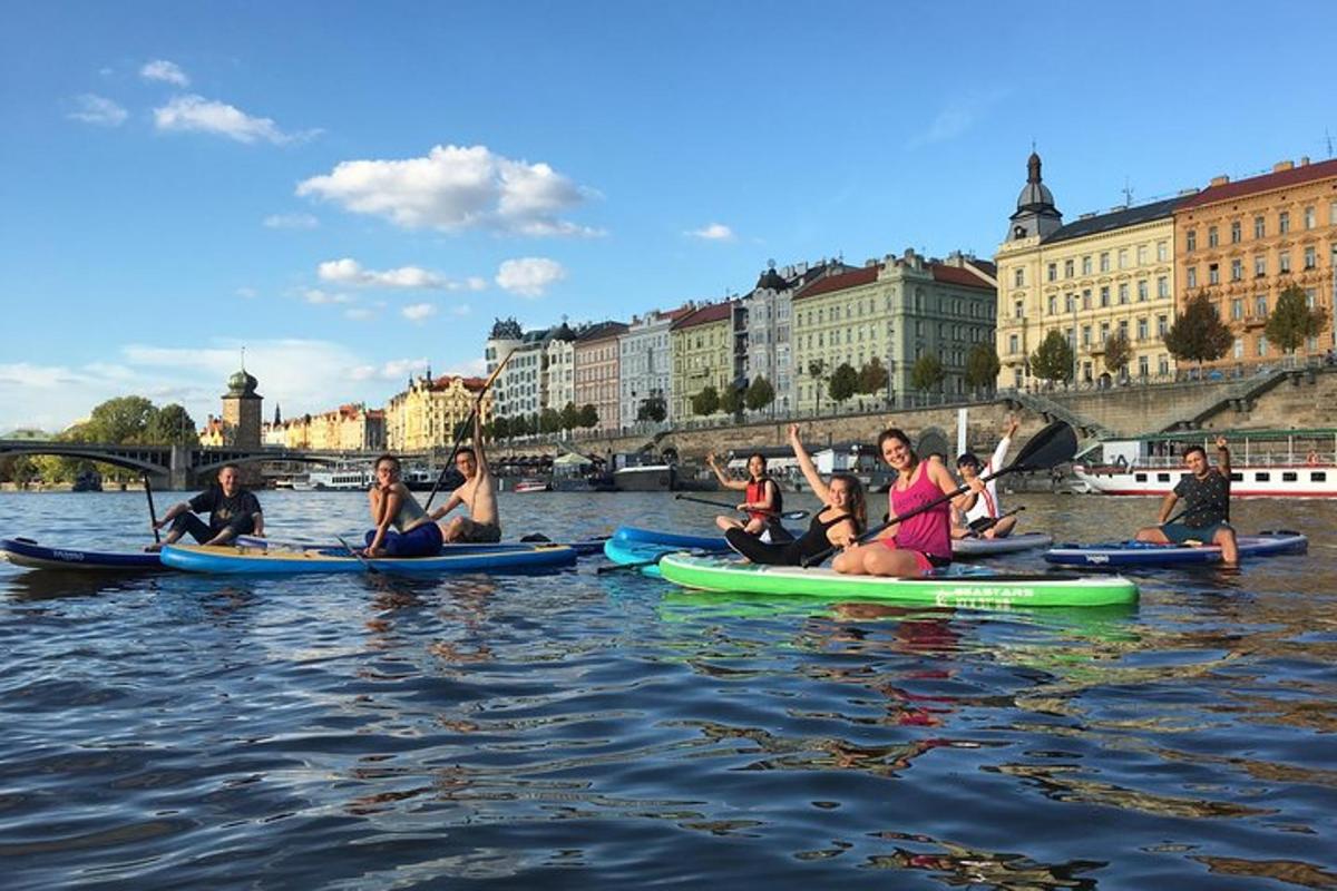 Skupina lidí jezdí na kajaku na řece