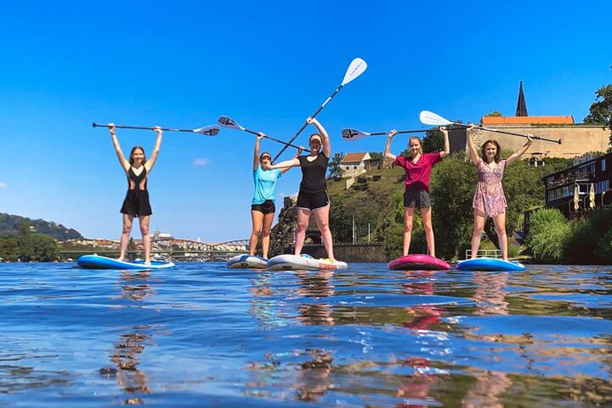 skupina lidí na paddleboardech na vodě