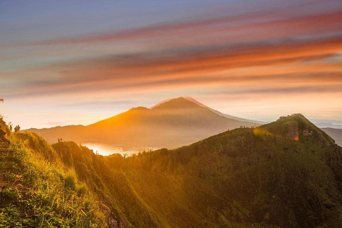 uma montanha no meio de um vale enevoado