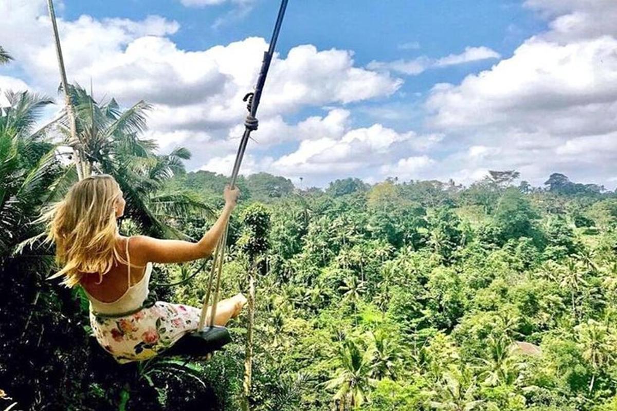 seorang wanita berayun di tali zipline di hutan
