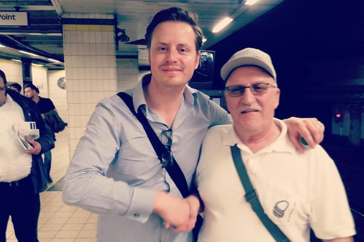 karl og kona standa hvort við hliðina á öðru