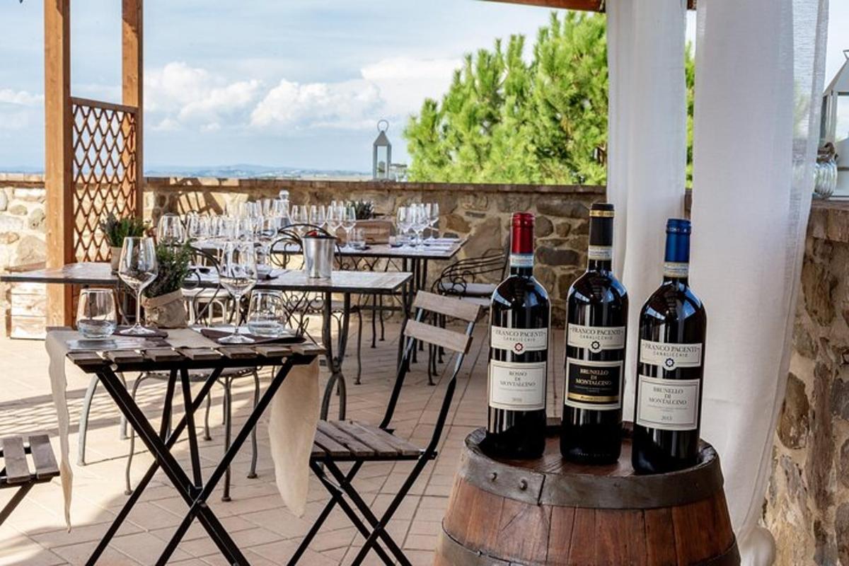 deux bouteilles de vin posées sur un tonneau sur une terrasse