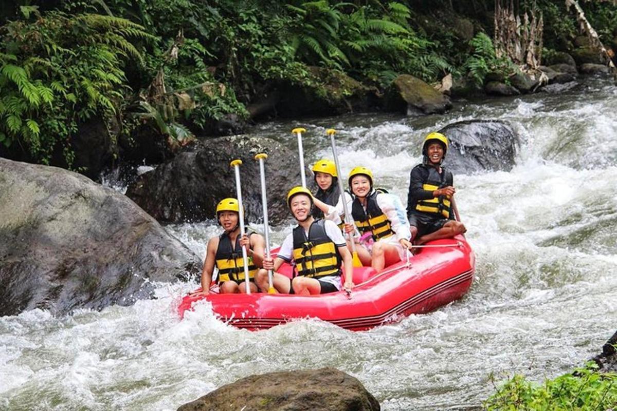 sekumpulan orang dalam rakit di sungai