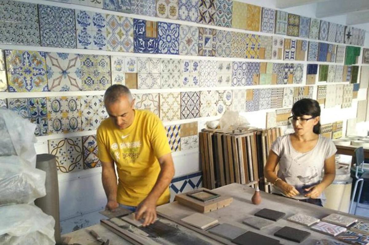 ένας άνδρας και μια γυναίκα που εργάζονται σε ένα κατάστημα πλακιδίων