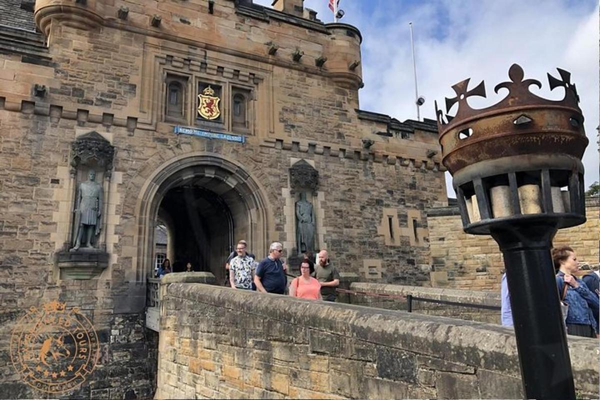 un gruppo di persone in piedi fuori da un castello