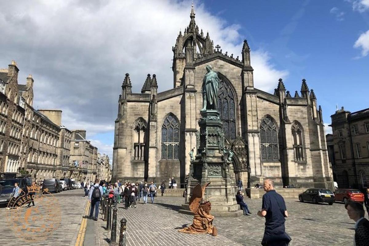 un gruppo di persone in piedi davanti a una cattedrale