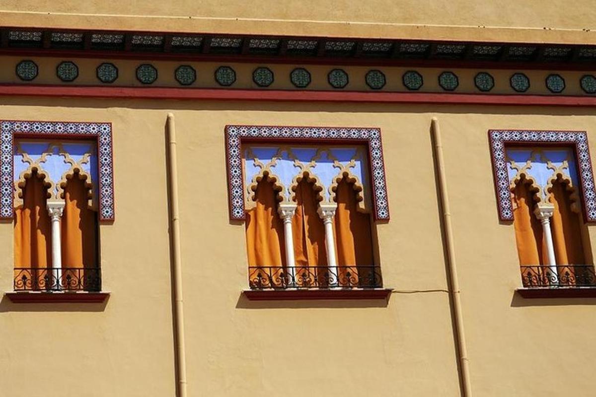 três janelas na lateral de um prédio