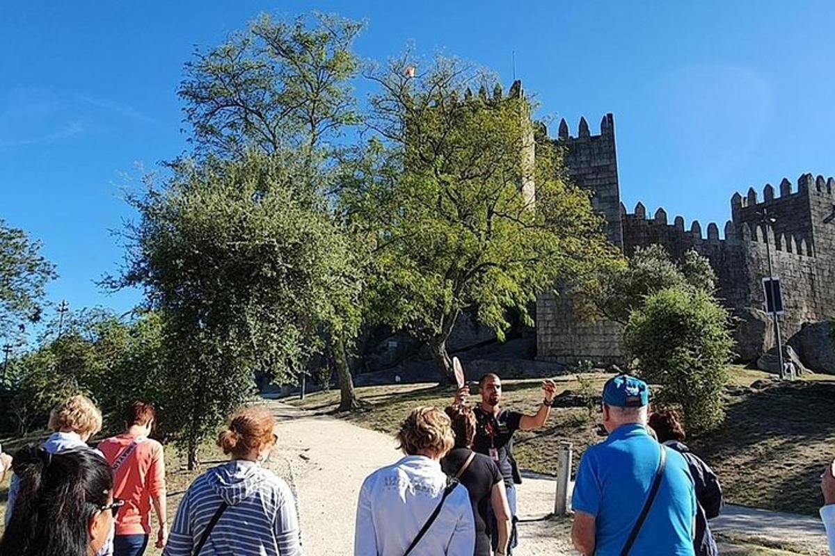 eine Gruppe von Menschen, die auf ein Schloss zugeht