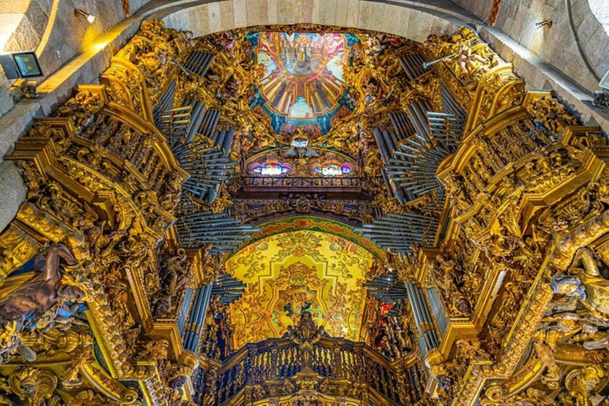 eine verzierte Decke einer Kirche mit einem Gemälde darauf