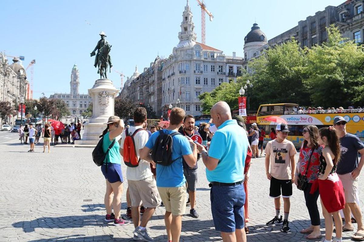 skupina lidí stojících na ulici
