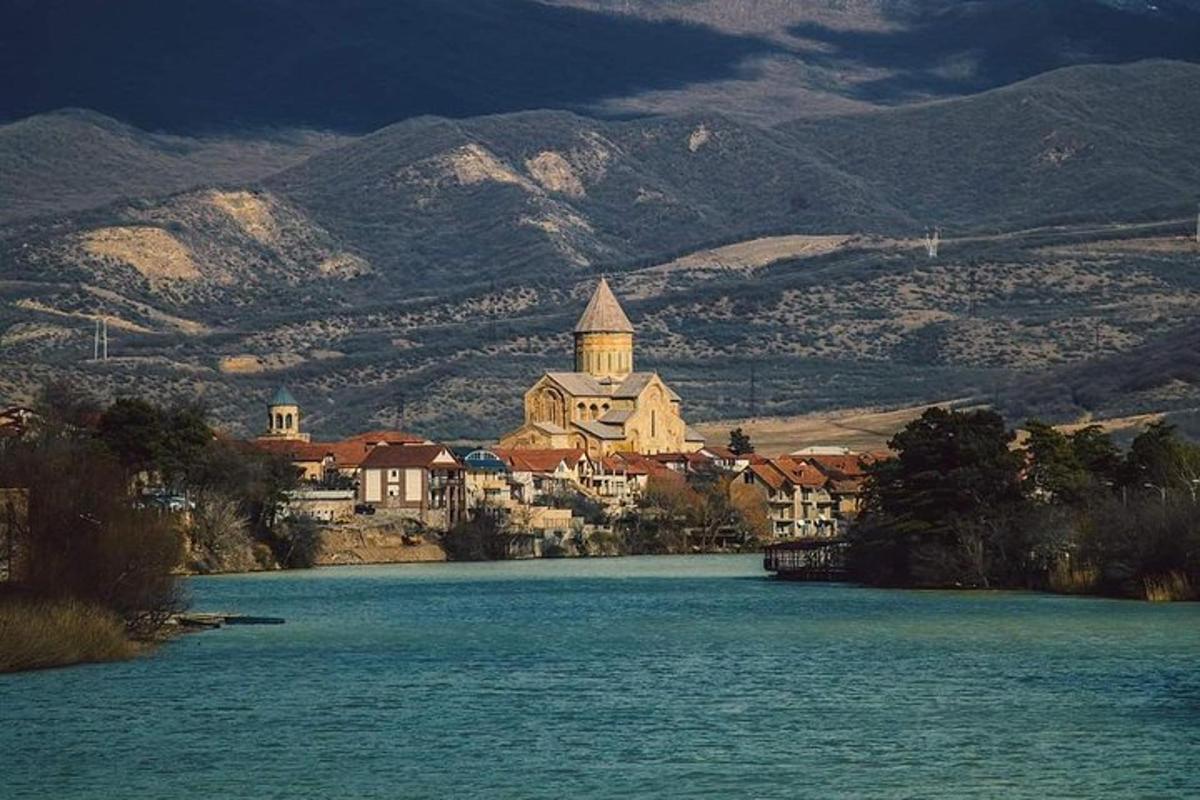 mesto s cerkvijo in veliko vodno površino