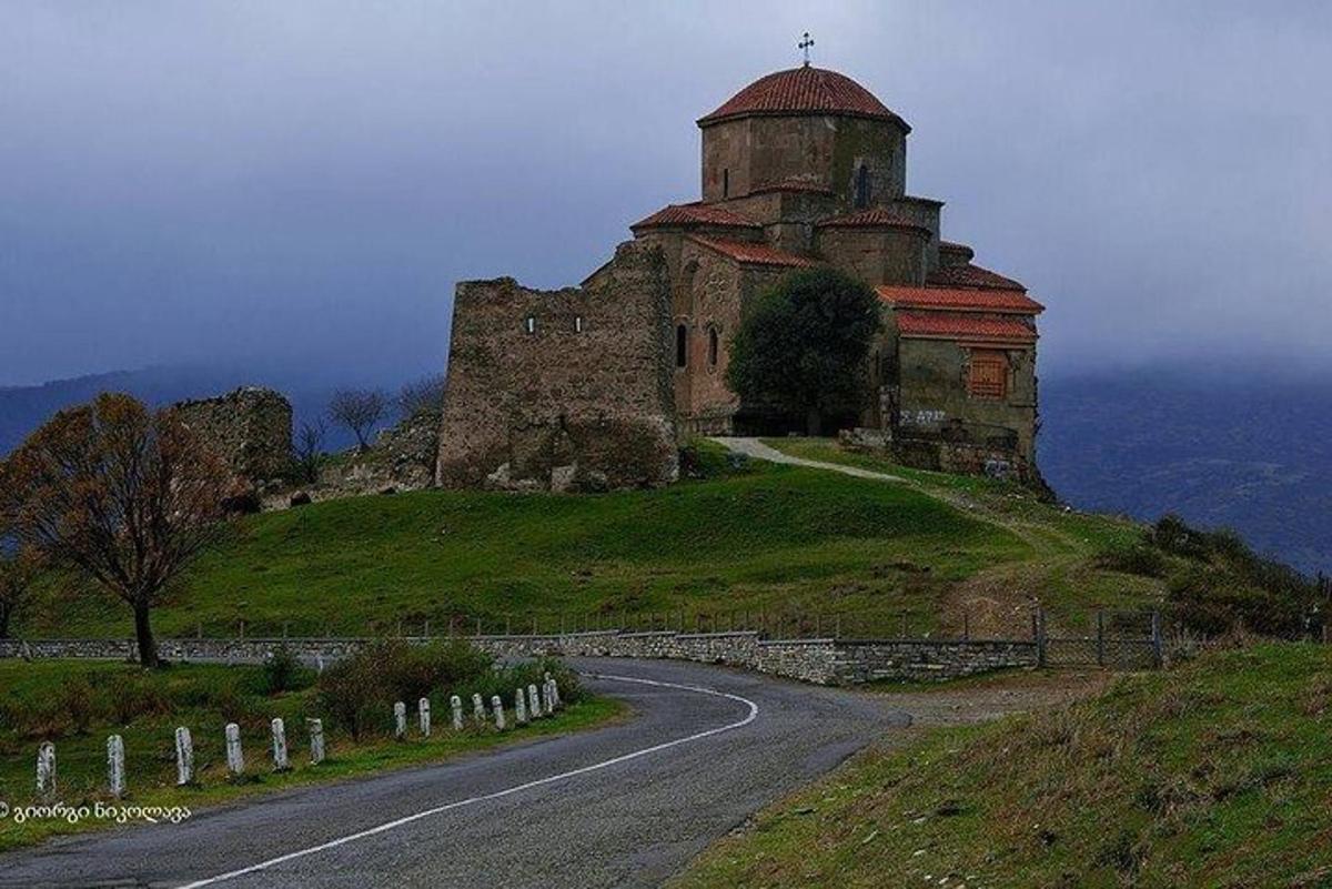 stavba na vrhu hriba s cesto