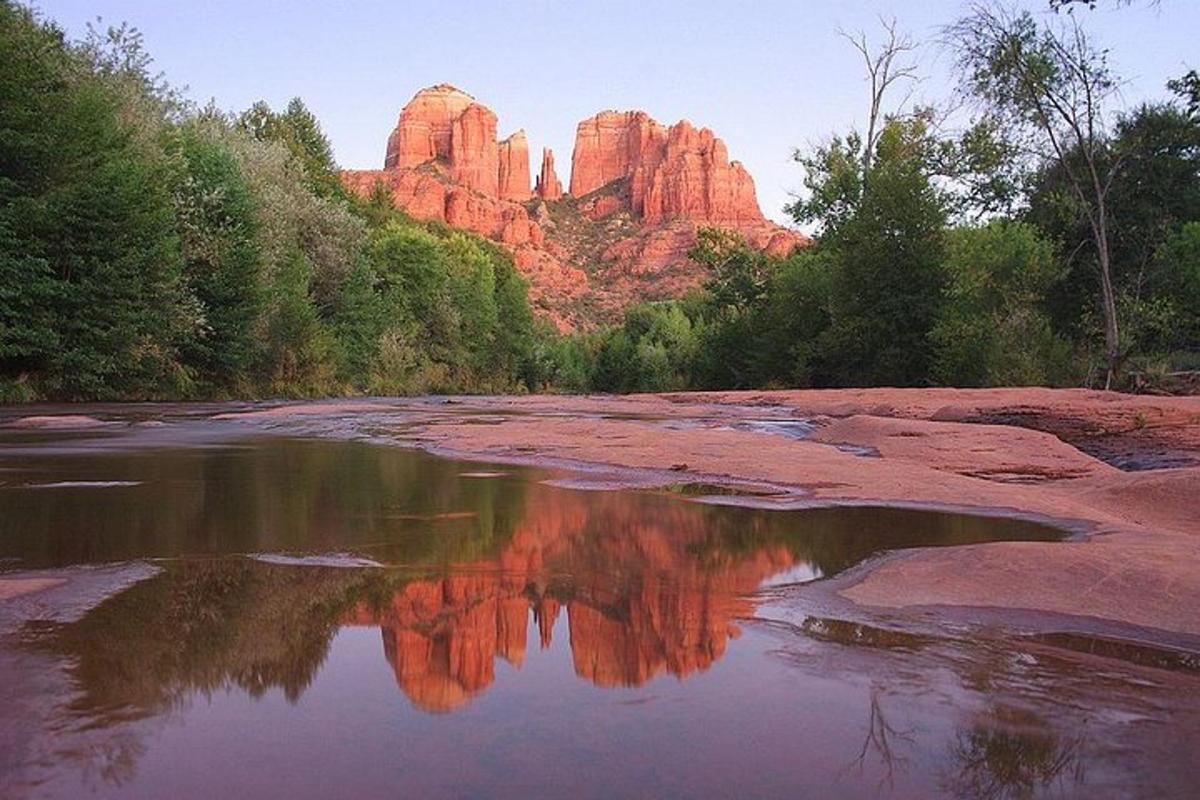 un riflesso di una montagna in uno specchio d'acqua