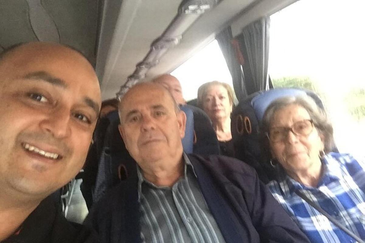 grupa ludzi siedząca w autobusie