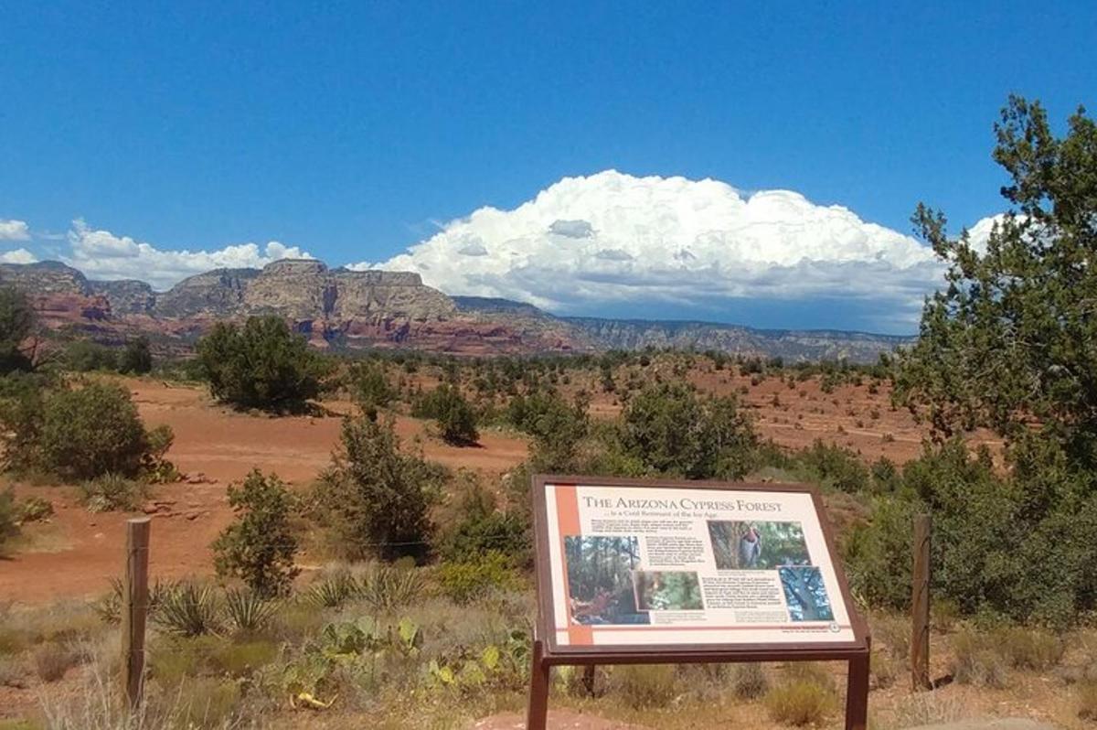 un cartello in mezzo a un deserto con montagne