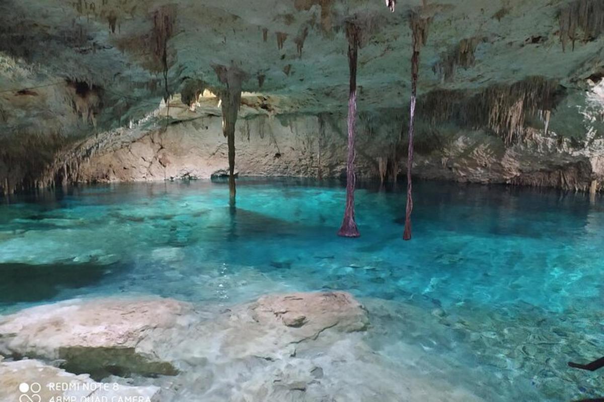 een plas blauw water in een grot