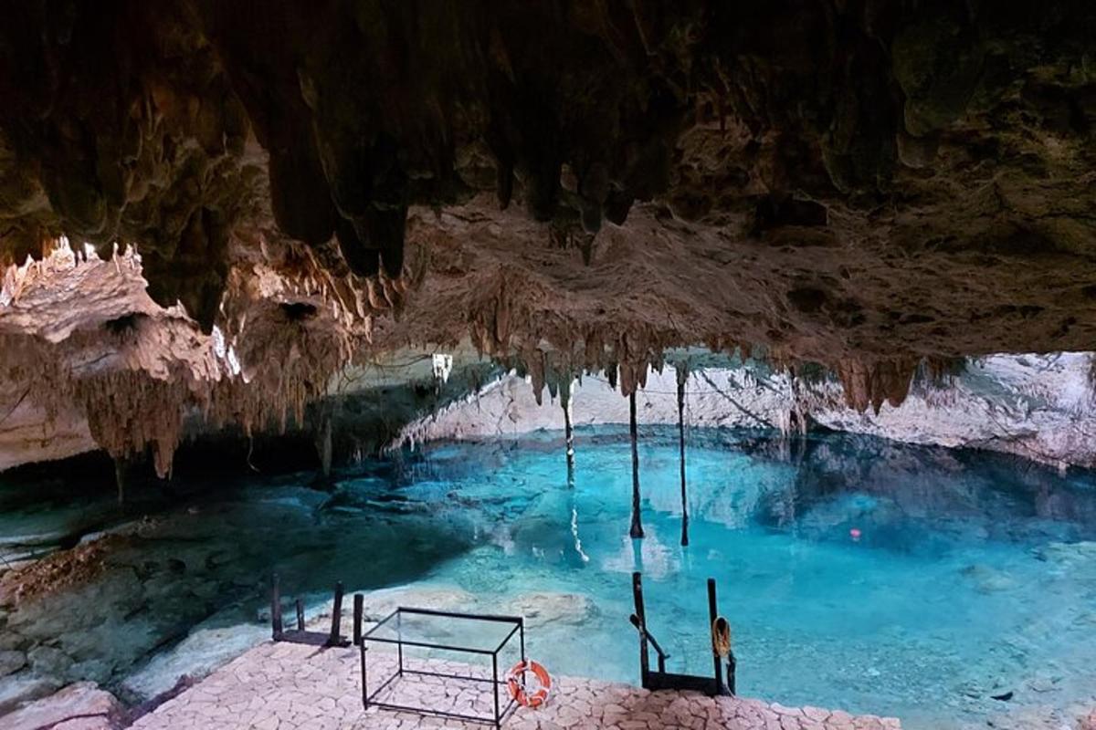 un estanque de agua azul en una cueva