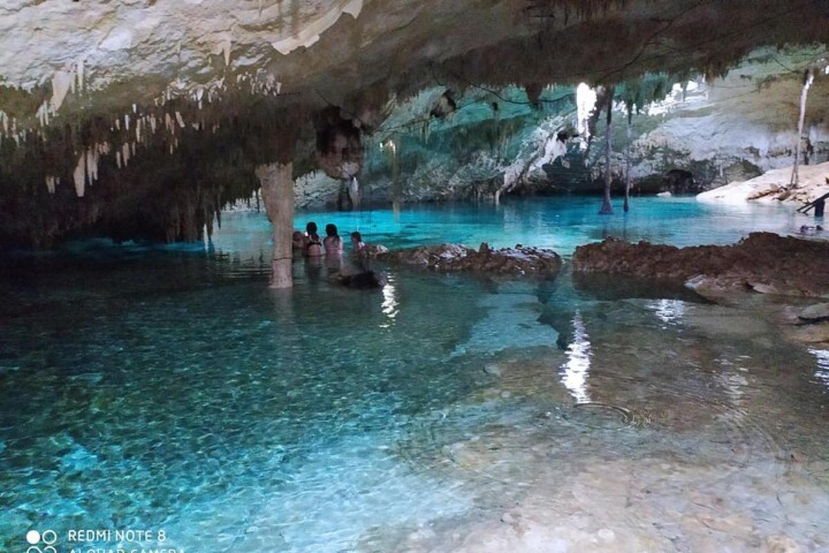 un estanque de agua azul en una cueva