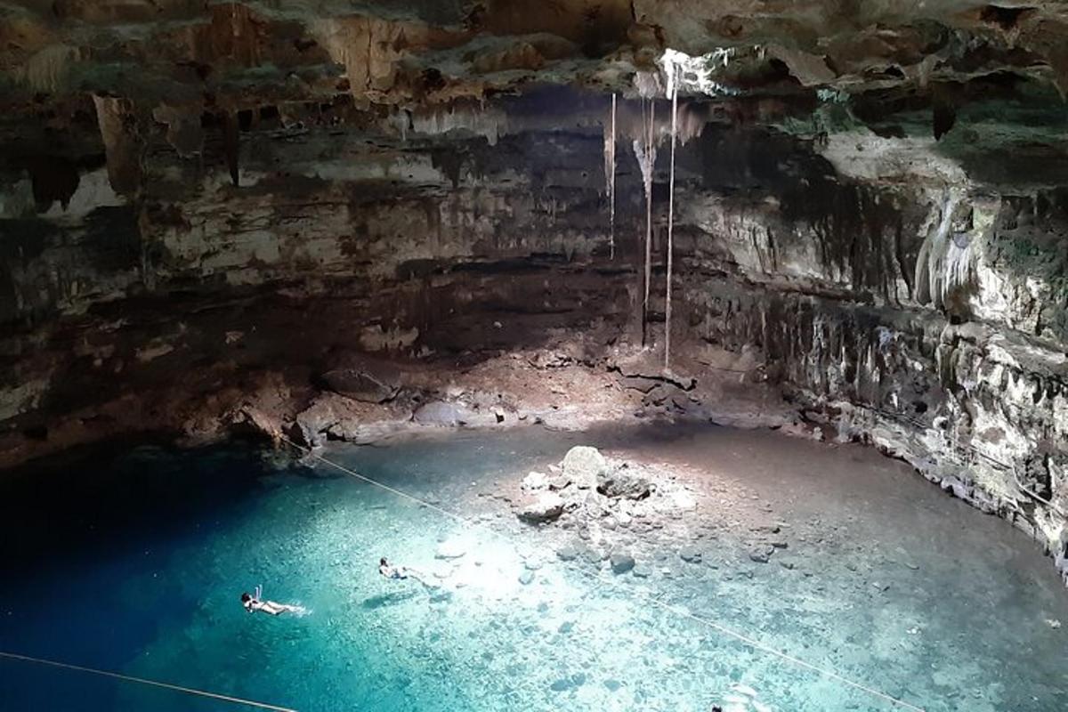 seseorang yang berbaring di dalam kolam air di dalam gua