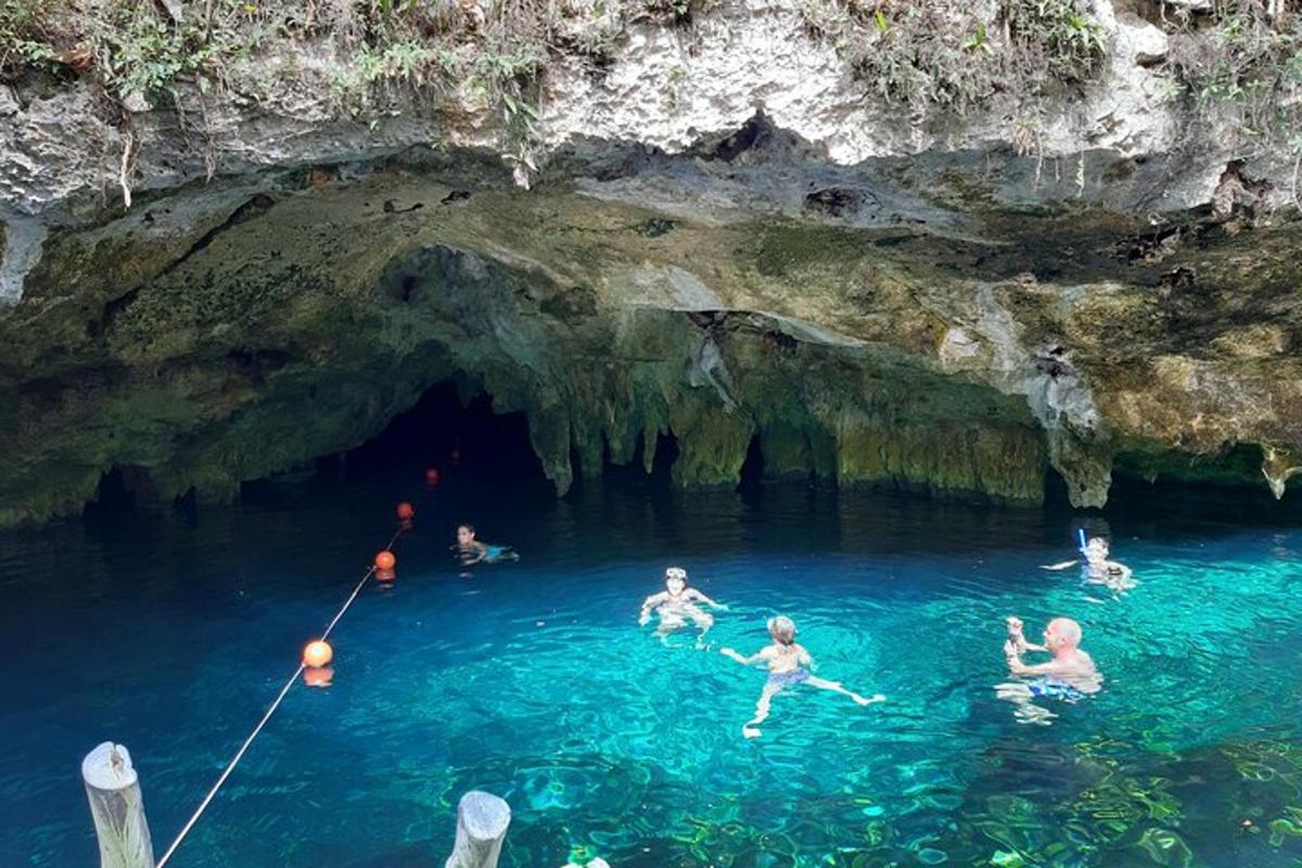 isang grupo ng mga tao sa tubig sa isang kuweba