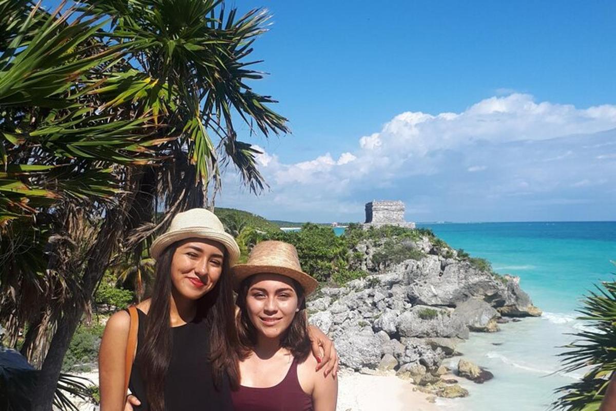 Dos mujeres de pie en una playa cerca del océano