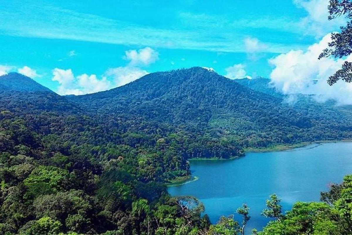 tanawin ng lawa sa gitna ng bundok