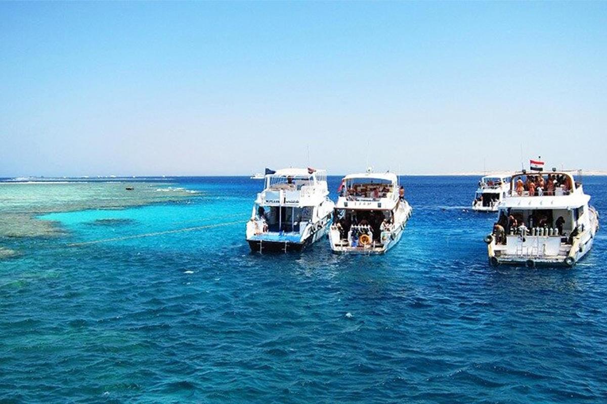 tre barche che galleggiano nell'acqua dell'oceano