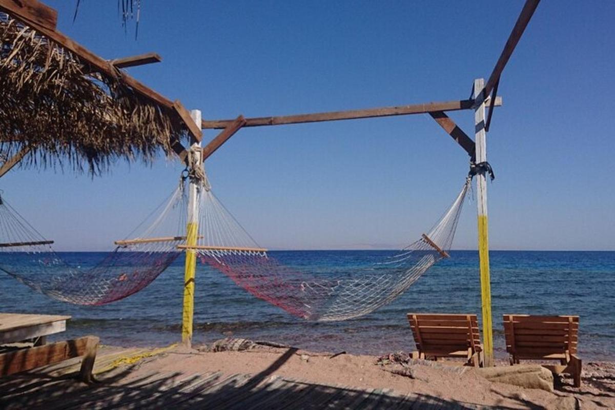 un'amaca su una spiaggia con l'oceano