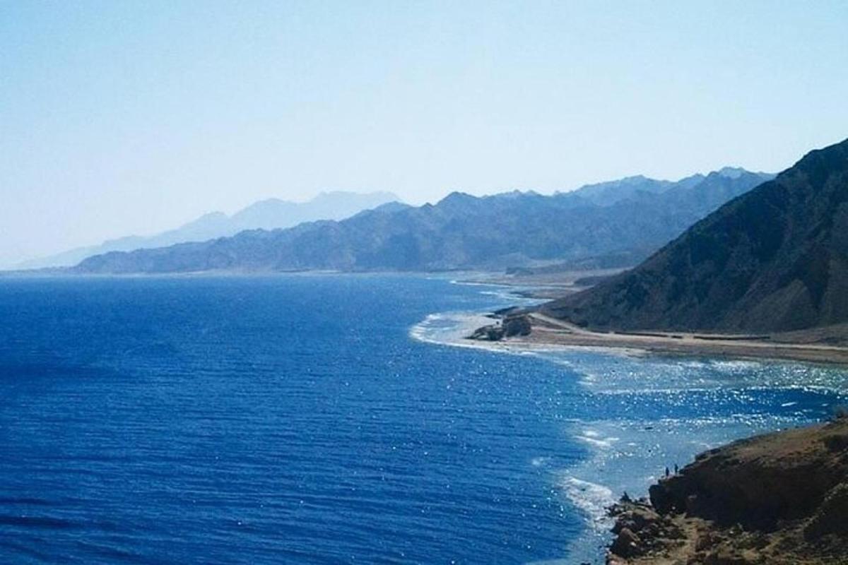 una gran masa de agua con montañas al fondo