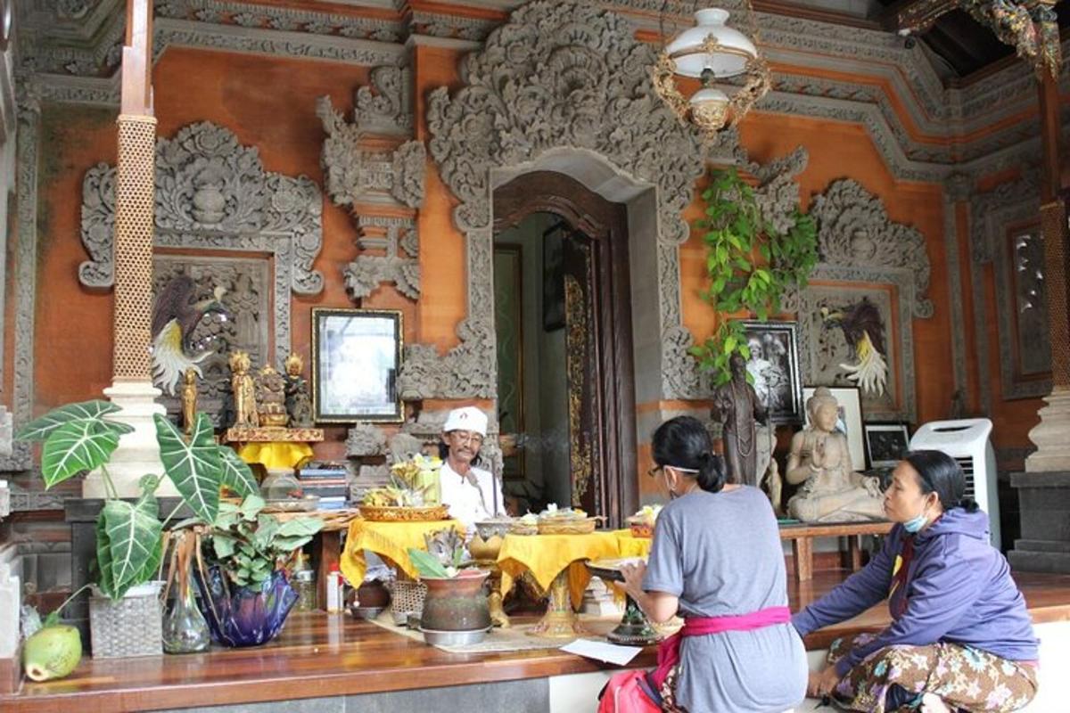sepasang orang duduk di meja dalam sebuah bilik
