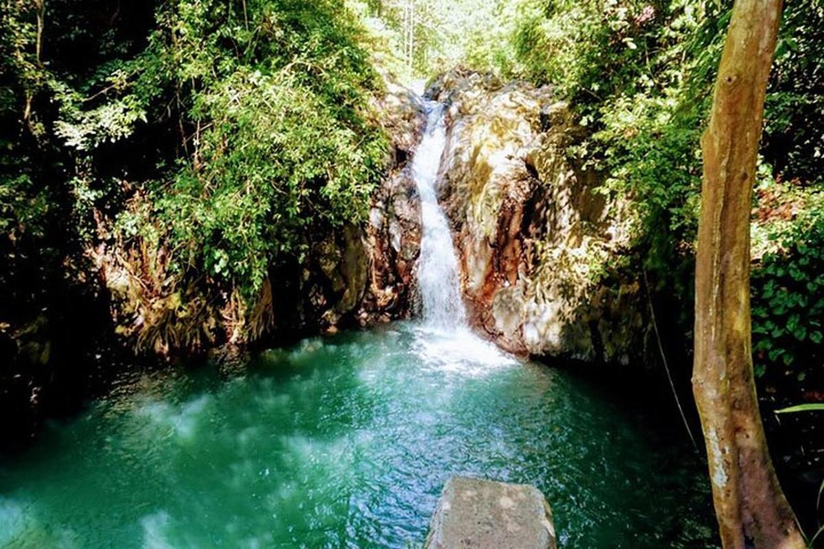 air terjun di tengah-tengah kolam air