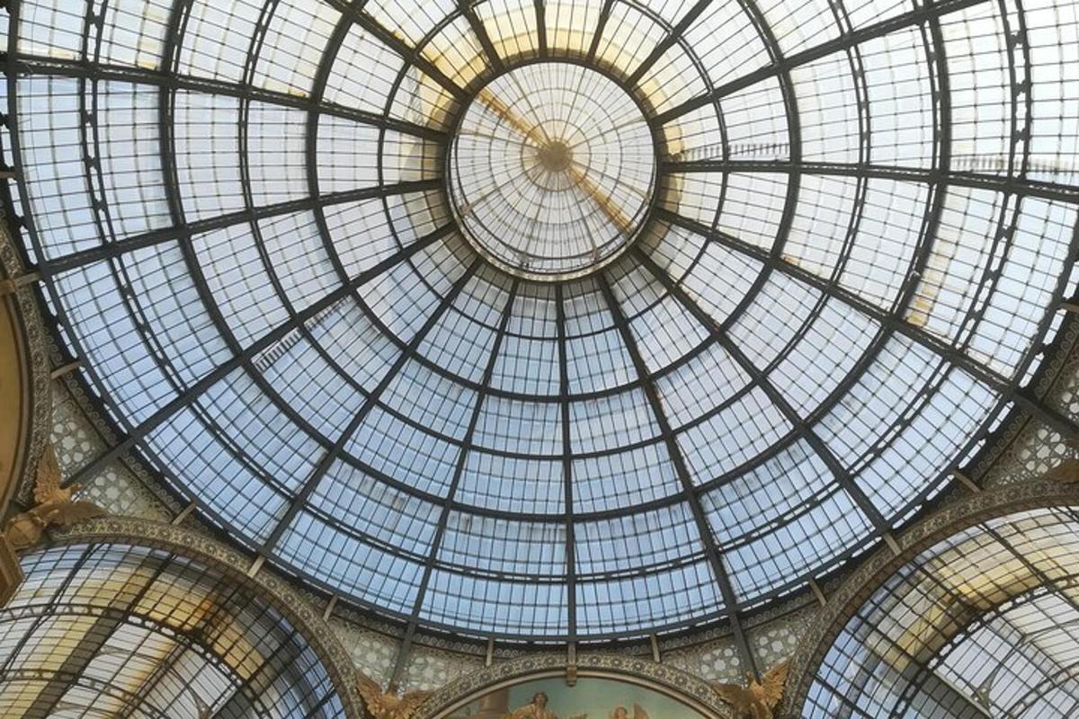 un soffitto a cupola di un edificio con molte finestre