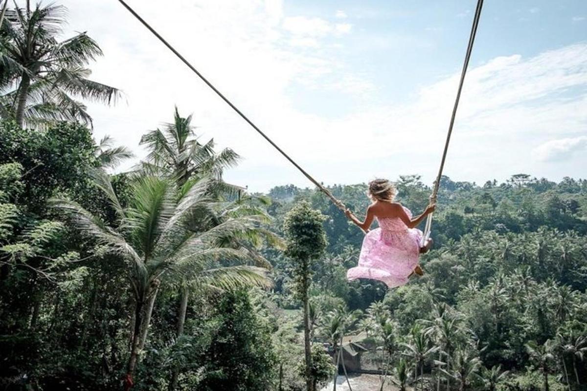 ormanda zipline'da sallanan bir kız