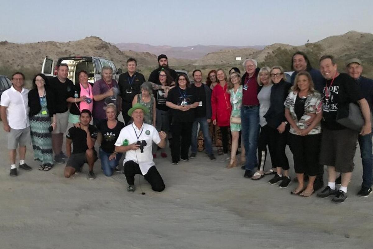 un gruppo di persone posa per una foto
